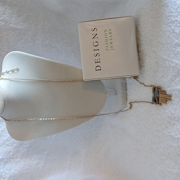 Elegant Gold Necklace with Pendant - Picture 8 of 8